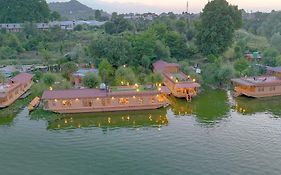 Peacock Houseboats