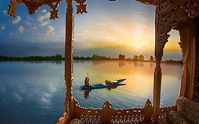 Peacock Houseboats
